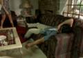 Amy Lindsay NUE se fait baiser sur le canap et la table basse